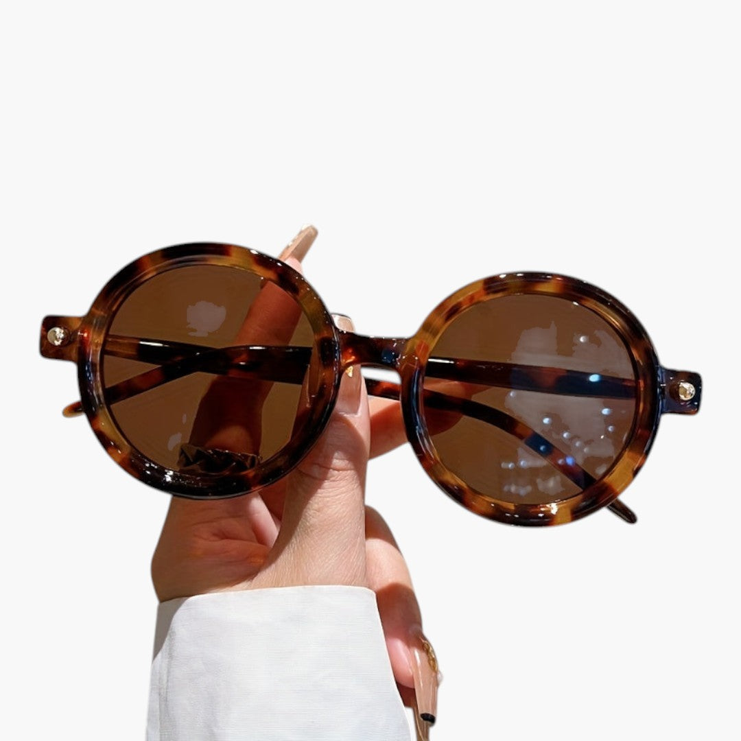 Women's sunglasses with round frame and wide temples