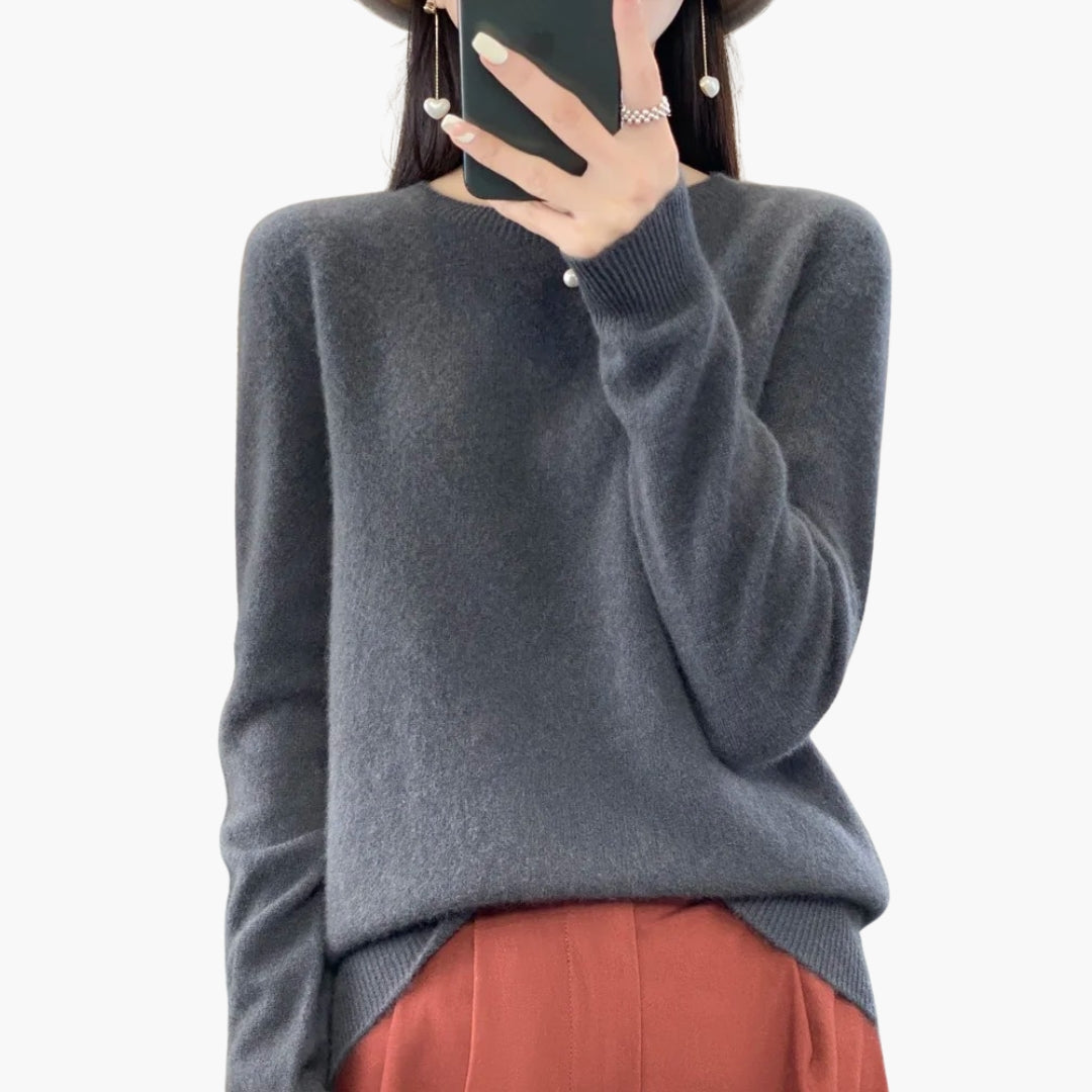 Dame striktrøje med rund hals og ribstrikkede manchetter