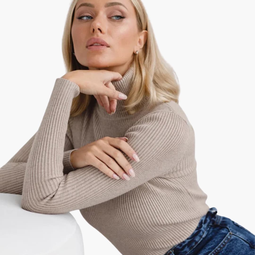 Dames trui met coltrui in aansluitende geribbelde stof