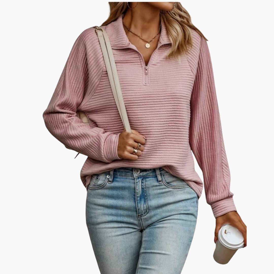 Pull femme à col zippé avec surface côtelée