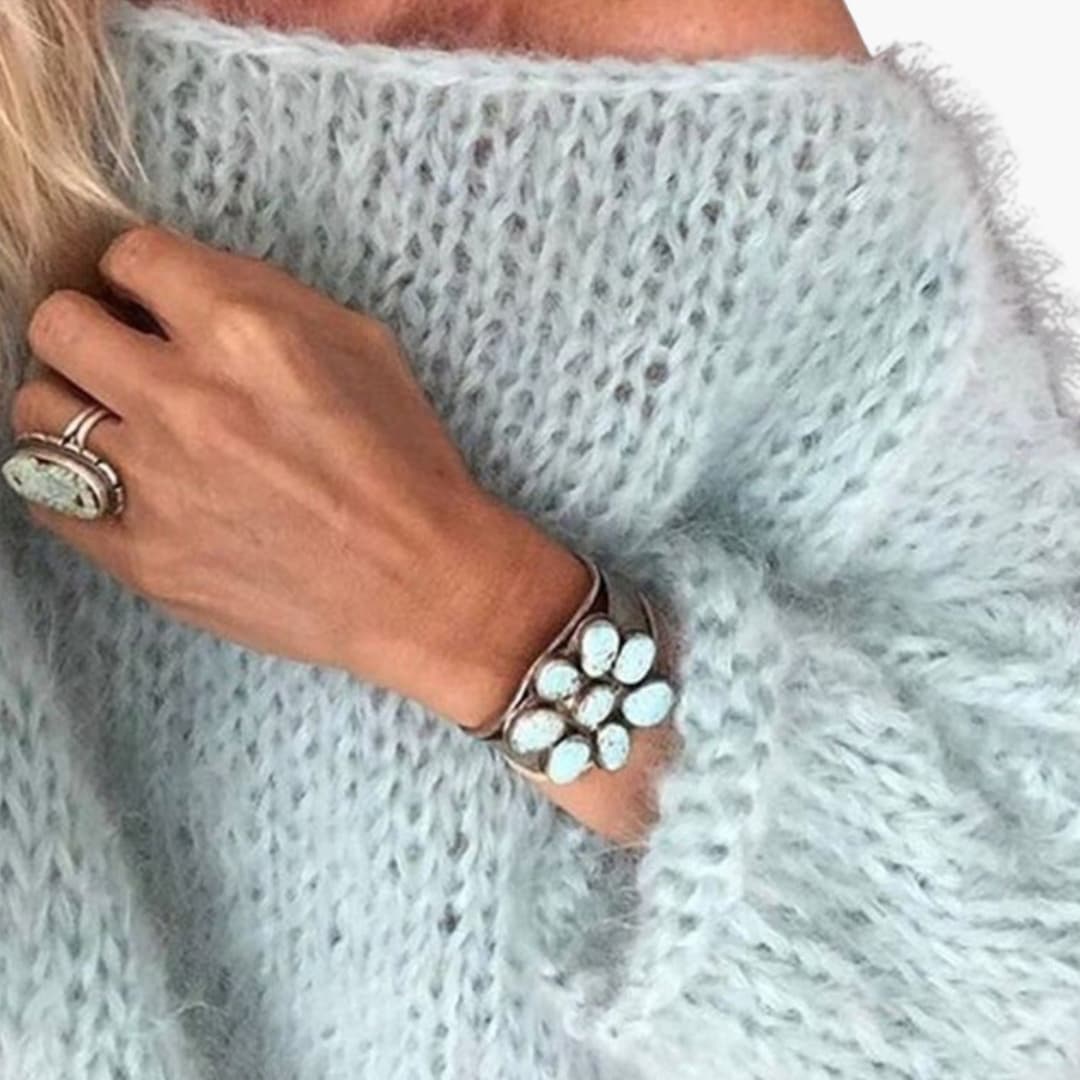 Pull femme tricoté avec motif brodé et ourlet côtelé