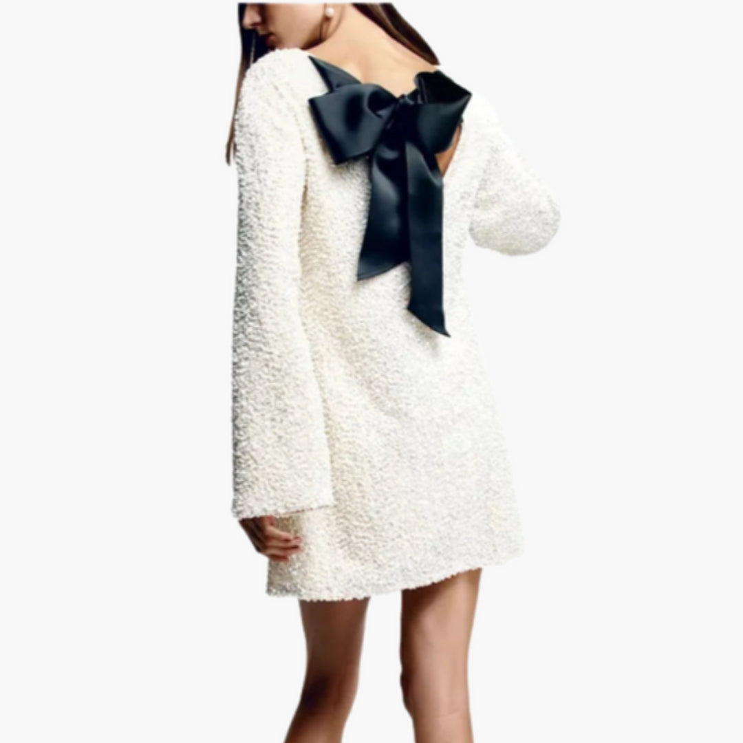 Vestido Curto Feminino com Lantejoulas e Costas Descobertas