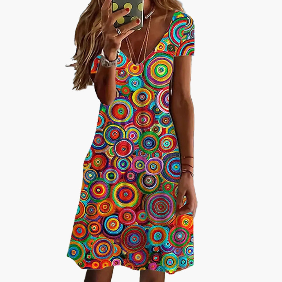 Kurzes Damenkleid mit V-Ausschnitt und abstraktem Muster
