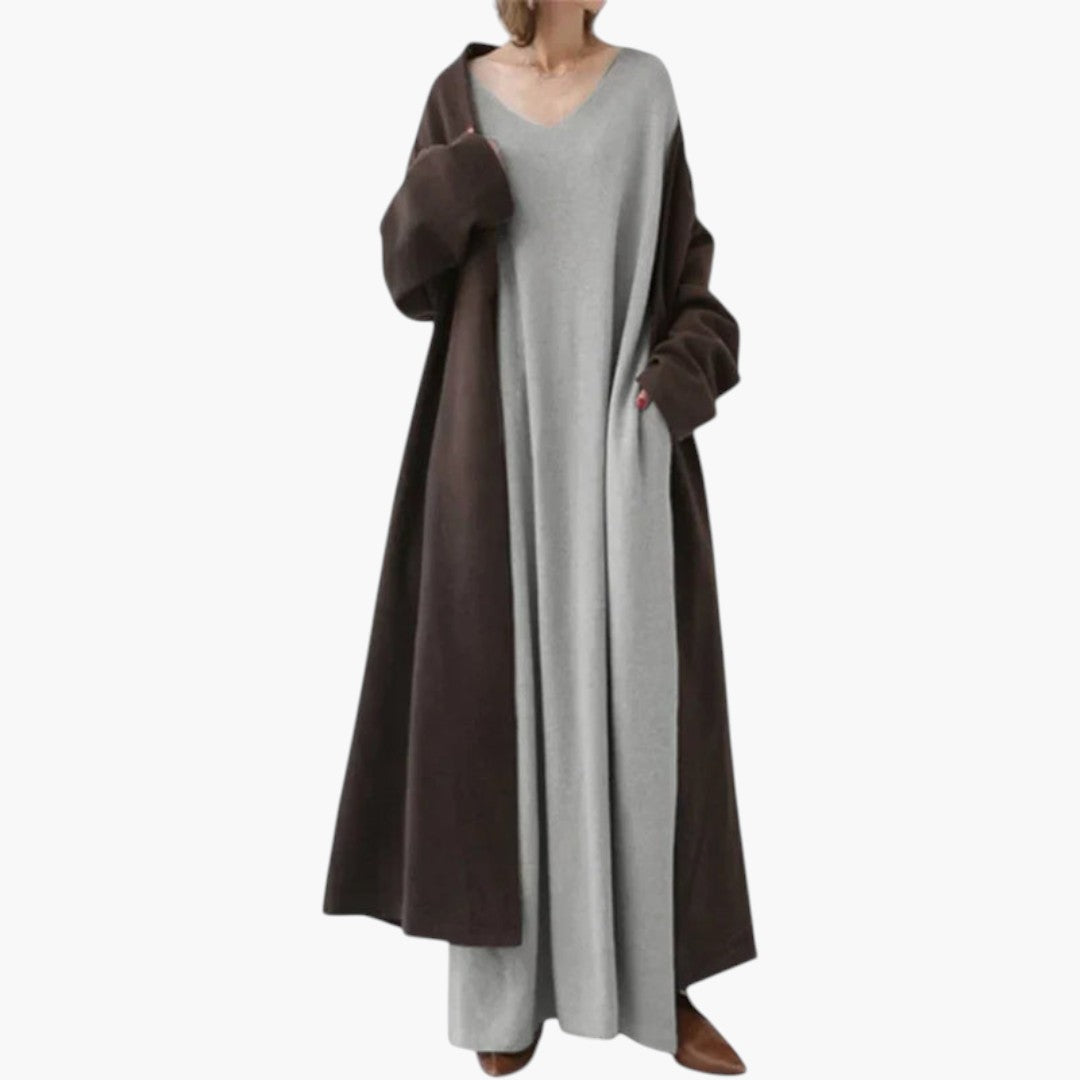 Women's maxi dress with long sleeves and flowing cut