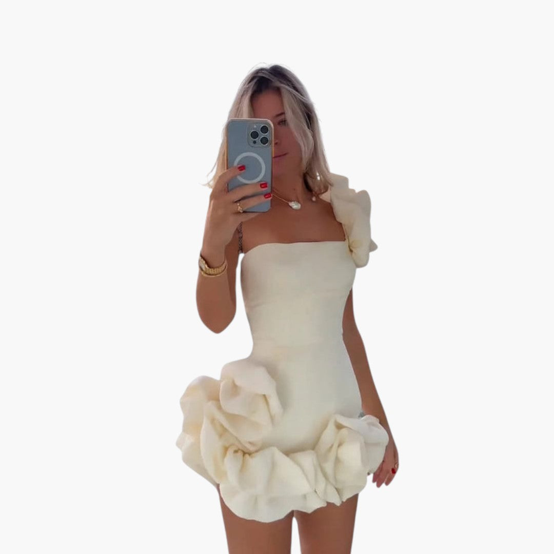 Abito corto da donna con una spalla e orlo a volant
