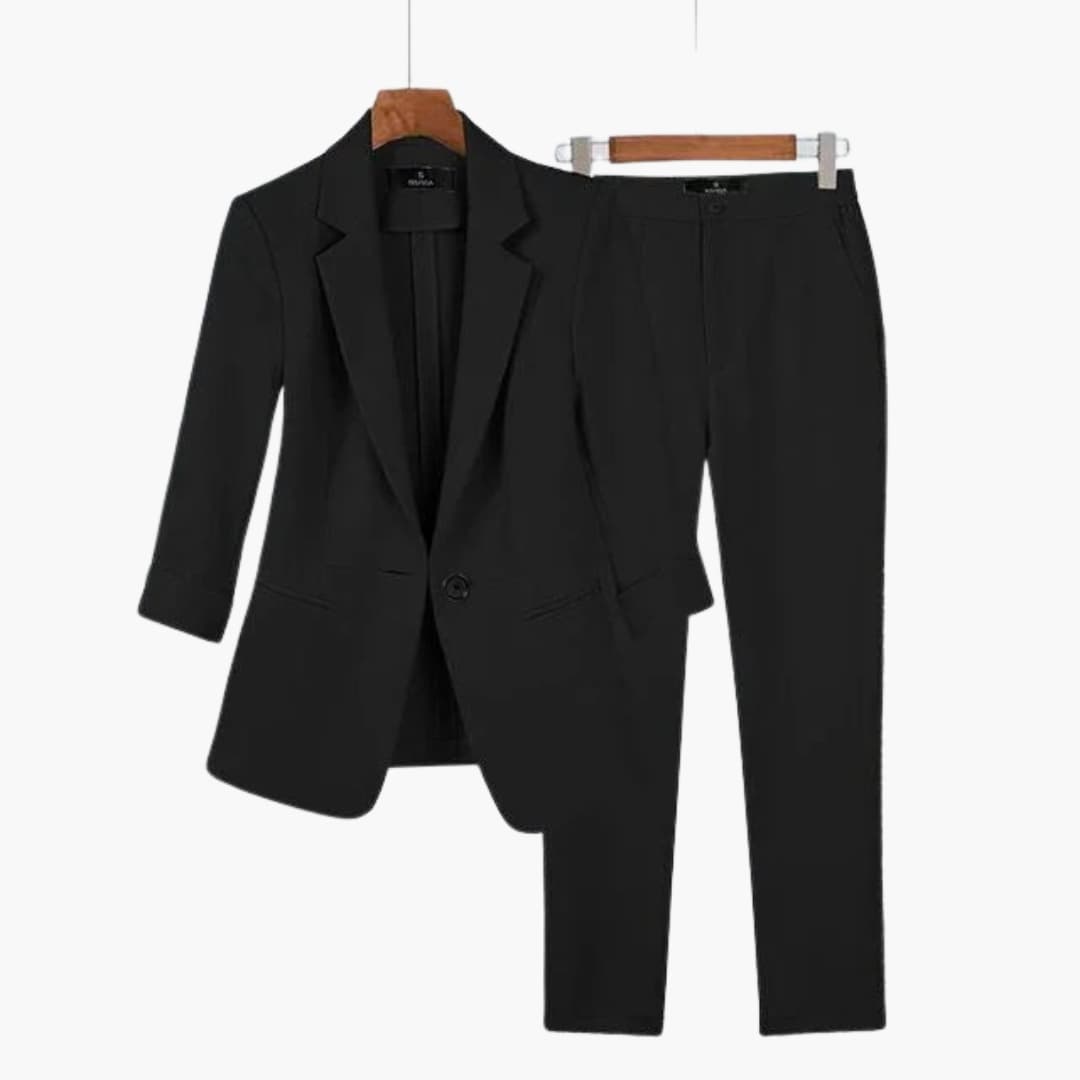 Tailleur femme avec blazer cintré et pantalon droit