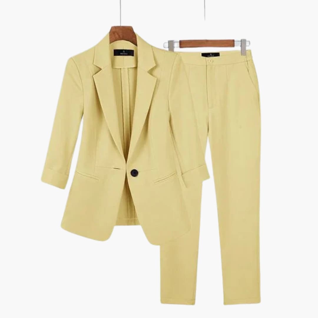 Tailleur femme avec blazer cintré et pantalon droit