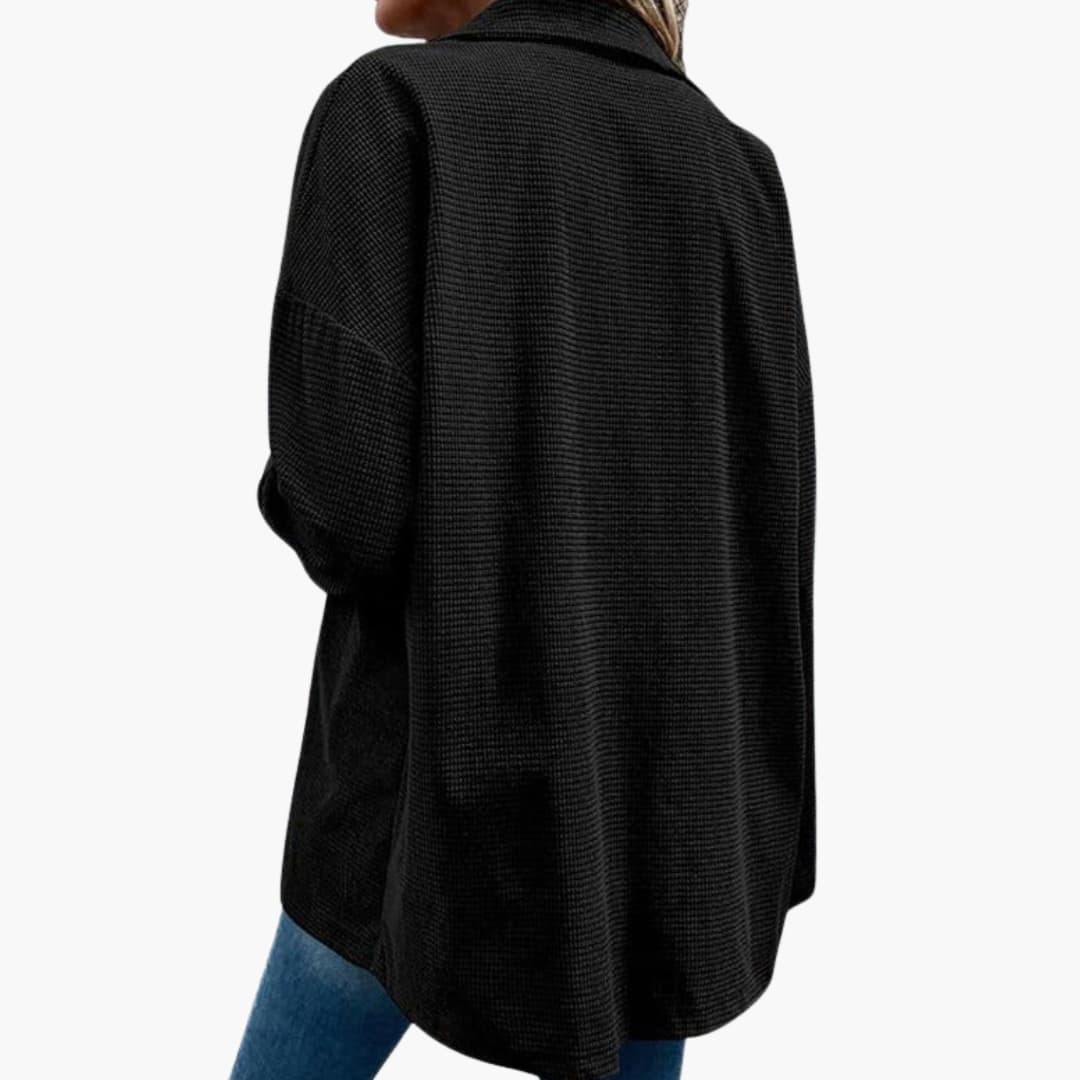 Camicia a coste da donna con chiusura a bottoni e tasche frontali