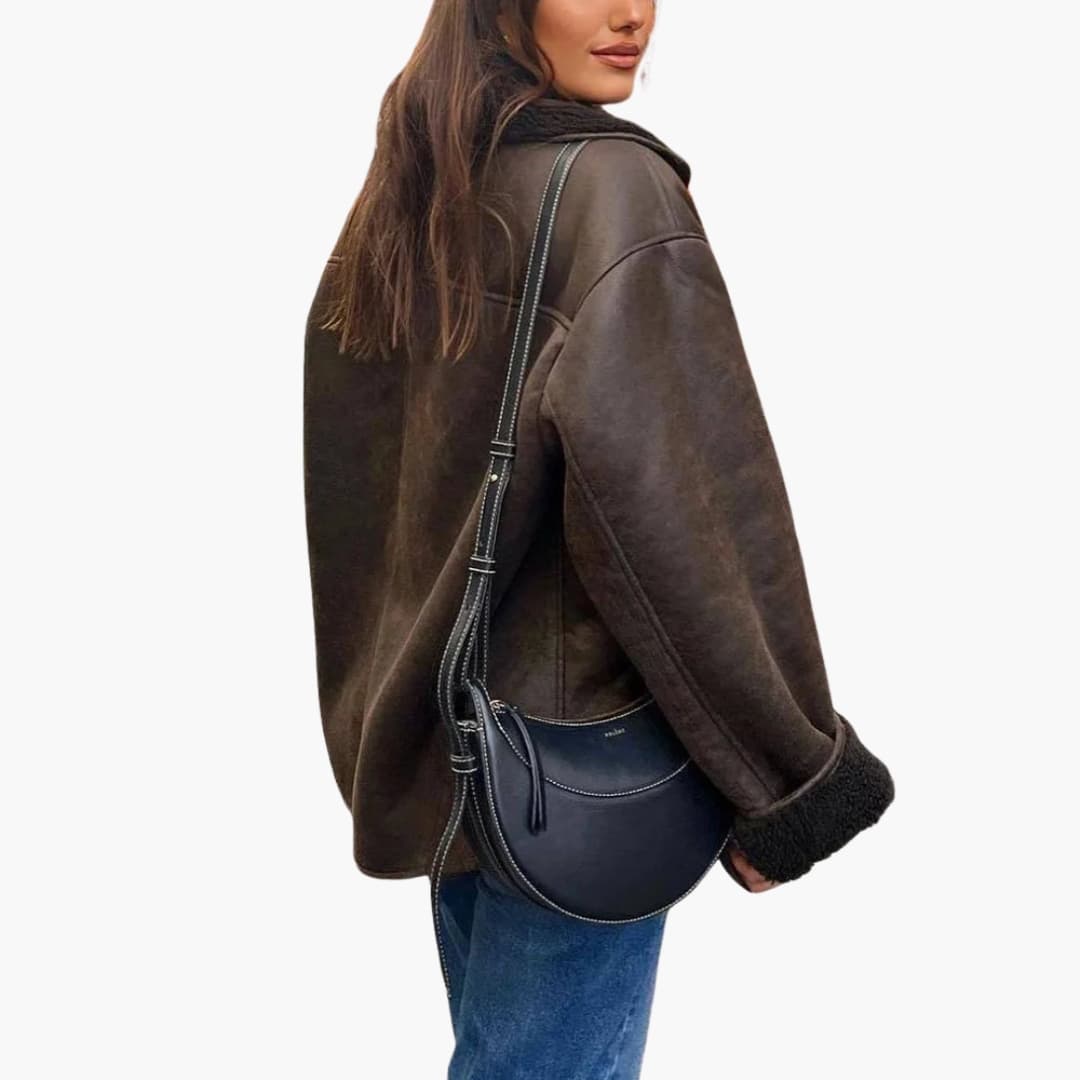 Veste femme avec large revers et fermeture à boutons